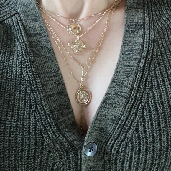 Express layered gold coin necklace - Picture 3 of 14